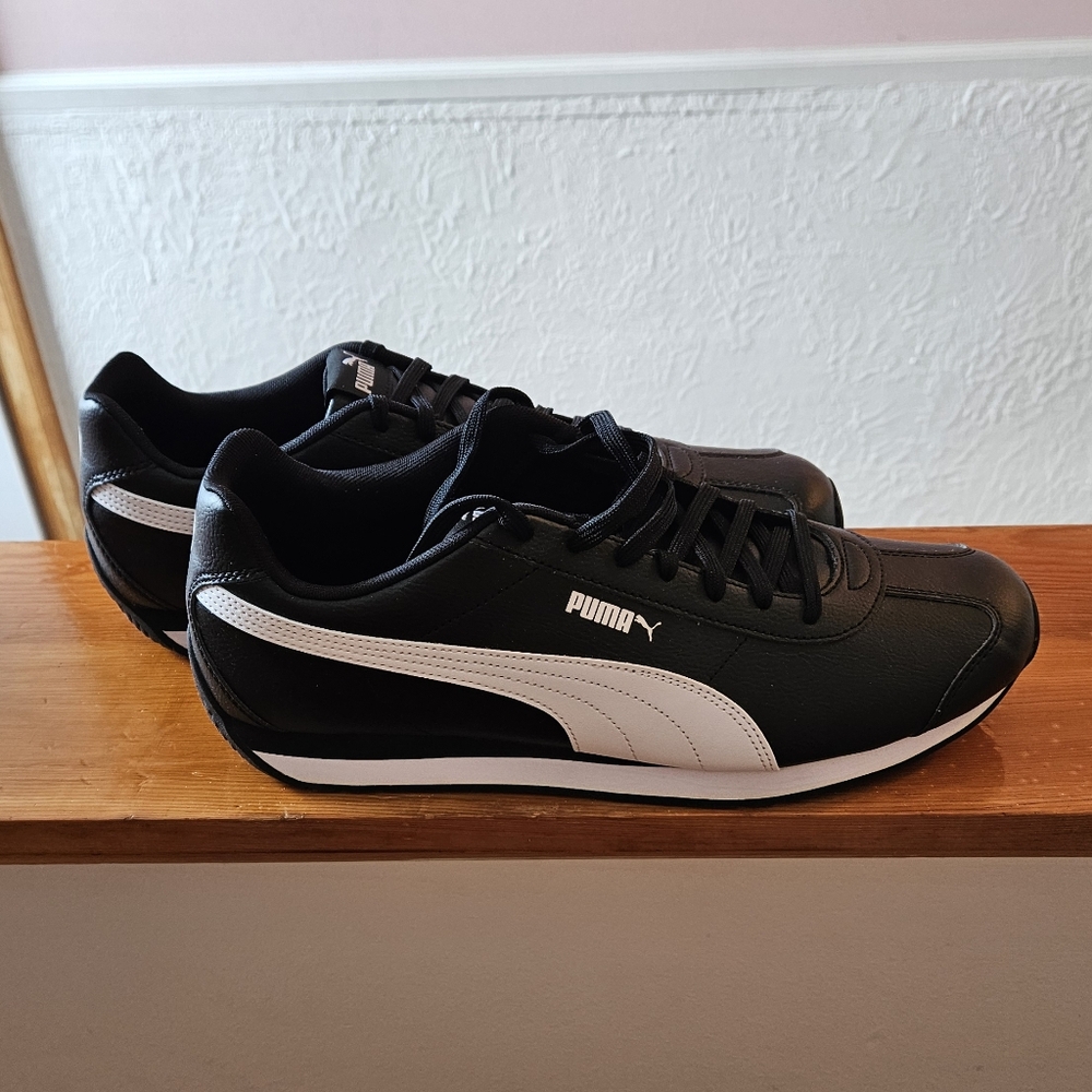 Puma Men's Black and White Sneakers